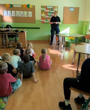 Policjanci na spotkaniach w szkołach z dziećmi i młodzieżą.