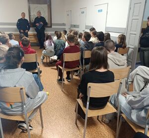 Policjanci na spotkaniu z uczniami w szkole.