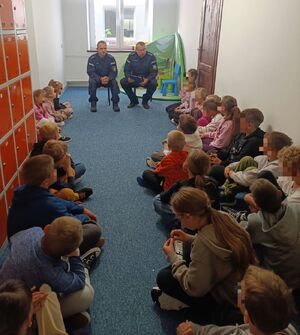Policjanci na spotkaniu z uczniami w szkole.