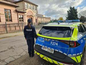 Policjanci w szkołach i przy terenie szkół.