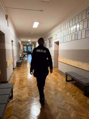 Policjanci w szkołach i przy terenie szkół.