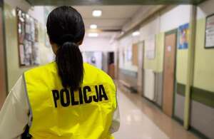 Policjanci w szkołach i przy terenie szkół.
