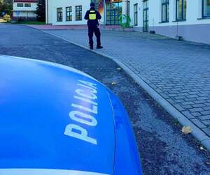 Policjanci w szkołach i przy terenie szkół.
