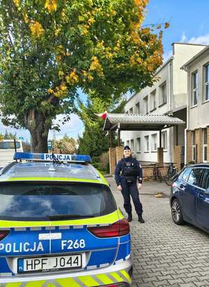 Policjanci w szkołach i przy terenie szkół.