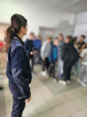 Policjanci w szkołach i przy terenie szkół.