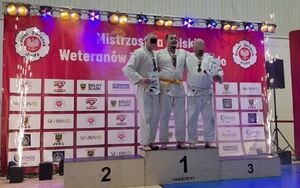 Policjant na podium w judo.