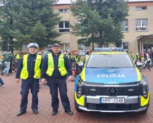 Policjanci zabezpieczają rajd rowerowy.
