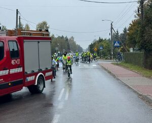 Policjanci zabezpieczają rajd rowerowy.