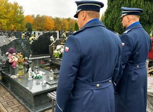 Policjanci przy grobach.