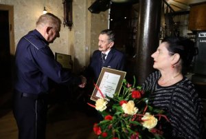 wręczanie upominków odznaczonemu małżeństwu przez Komendanta KPP Łódź Wschód