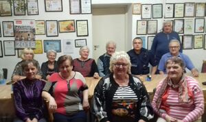 Spotkanie dzielnicowego z seniorami dotyczące bezpieczeństwa na drodze.