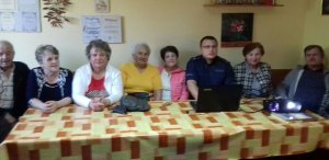 Spotkanie dzielnicowego z seniorami dotyczące bezpieczeństwa na drodze.