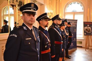 Policjanci w nowym umundurowaniu uczestni9czyli w konferencji