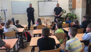 Dzielnicowi z Tuszyna na spotkaniu z uczniami w szkole podstawowej.