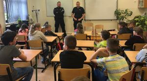 Dzielnicowi na spotkaniu z uczniami w szkole podstawowej.