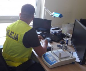 Policjant, który zatrzymał narkotyki.