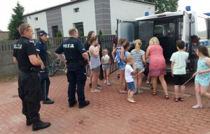 Policjanci na pikniku integracyjnym z okazji Dnia dziecka.