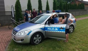Policjanci na pikniku integracyjnym z okazji Dnia dziecka.