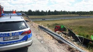 Przewrócona ciężarówka z transformatorami.