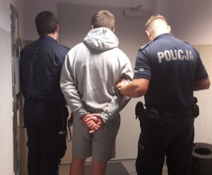 Zatrzymany mężczyzna prowadzony przez policjantów i zabezpieczona marihuana