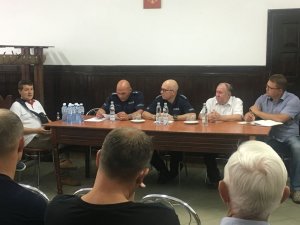 Policjanci na spotkaniu z mieszkańcami i władzami omawiają działanie kmzb