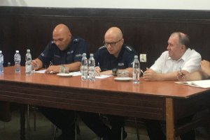 Policjanci na spotkaniu z mieszkańcami i władzami omawiają działanie kmzb