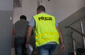 Policjanci prowadzą zatrzymanego.