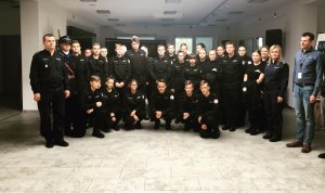 policjanci wraz z licealistami w Komisariacie Rzecznym i Biurze Historii Policji KGP w Warszawie