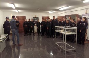 policjanci wraz z licealistami w Komisariacie Rzecznym i Biurze Historii Policji KGP w Warszawie